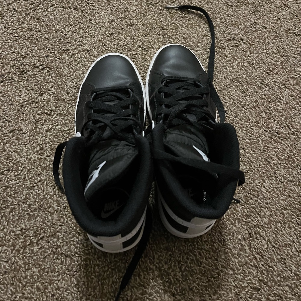 Women’s nike court royale 2 mid.
